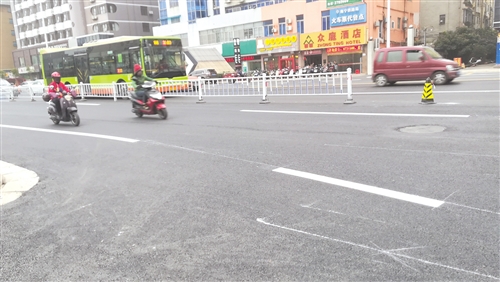 修复后,路面平整车辆来往舒适 本报记者 韦薇 摄