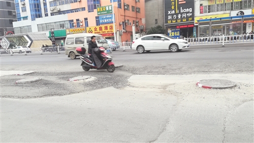 修复前,路面坑洼不平,车辆经过都很颠簸