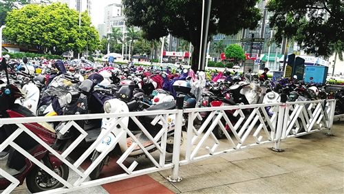 停车点的围栏将广场与马路隔离