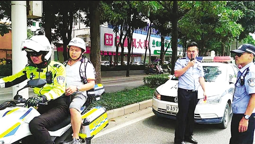 昨日14时24分,一家长求助称小孩去市四十三中参加考试,准考证却遗落在家。交警迅速搭载该家长赶往考点送证件 本报通讯员 刘健 摄