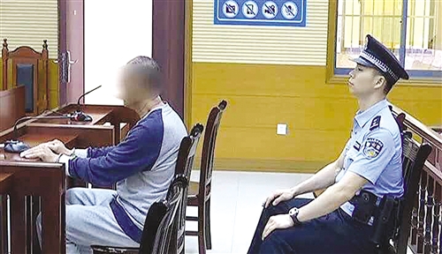 庭审中何某当庭认罪(法院供图)
