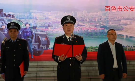 市公安局党委委员、副局长、交警支队支队长黄毅军主持仪式