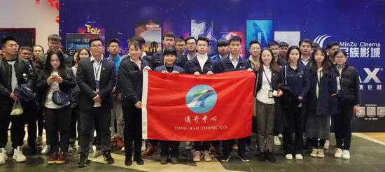 观影市民合影