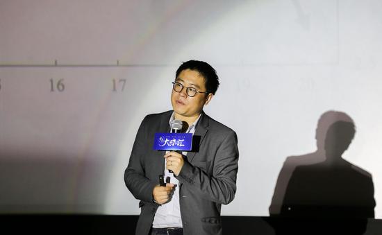 王沛正在做《全球宏观下行周期商品价格的特征》主题演讲。
