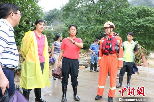 桂林市委常委、常务副市长张晓武(前左三)赶到现场指挥救援。 熊有发 摄