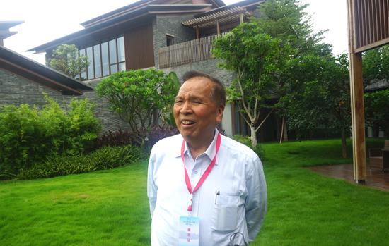中国扶贫基金会副会长、广州市原政协主席陈开枝同志正在接受记者采访 莫扬娇/摄
