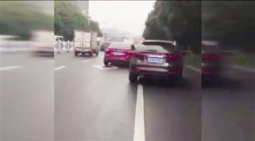 两车在车流中你追我赶,险象环生 网络截图