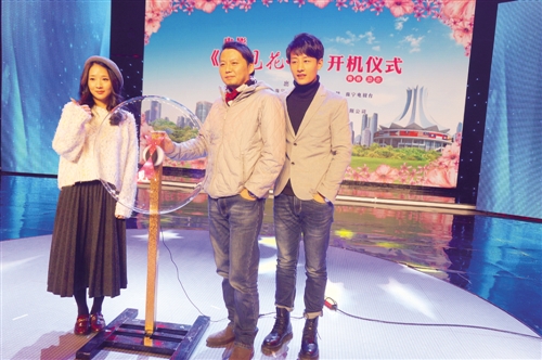 导演王煊(中)和主演姚开广(右)、赵俊珺