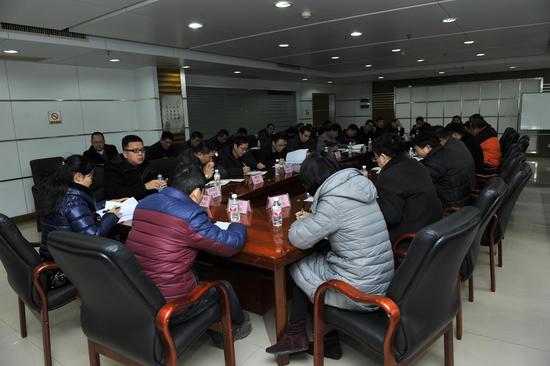 自治区住房城乡建设厅赴地市开展专项检查,图为与南宁市主管部门和企业代表座谈交流