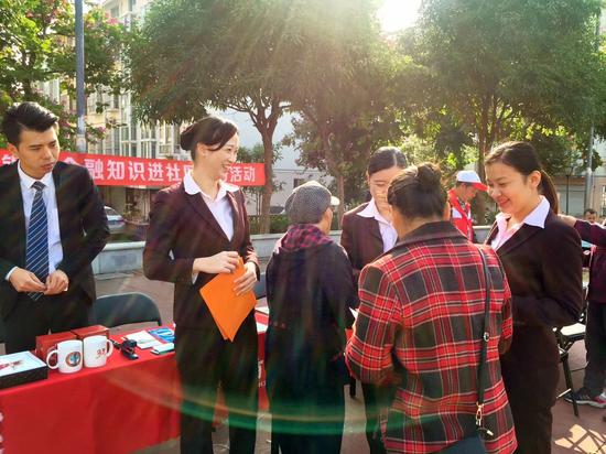 招商银行南宁分行英华路支行配合柳沙社区于2017年12月5日开展了“金融知识进社区”主题活动,共同创造平安、和谐社会。