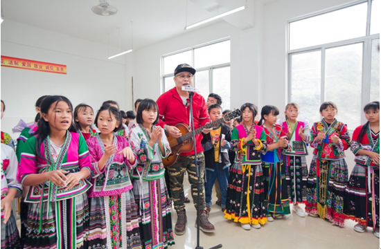 徐洲老师给孩子们带来声情并茂的音乐教学课