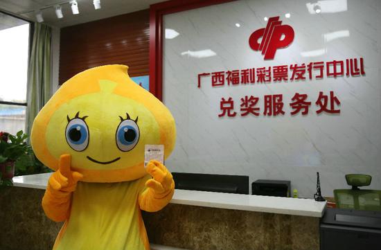 一等奖得主谢先生留念。
