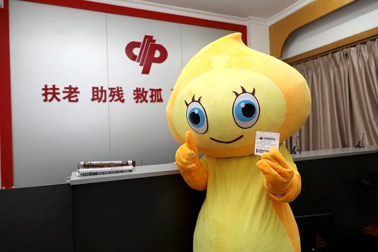 中奖得主展示中奖彩票