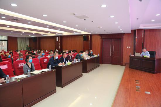 党员干部认真学习思考,从党的伟大历史中汲取智慧和力量
