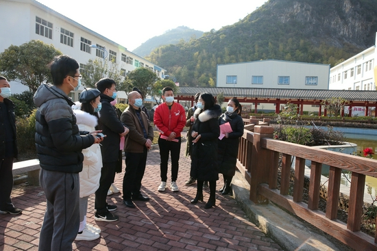 (在贺州市福利中心,贺州市民政局相关领导向探访团及媒体代表介绍该中心建设过程中福彩公益金的使用情况)