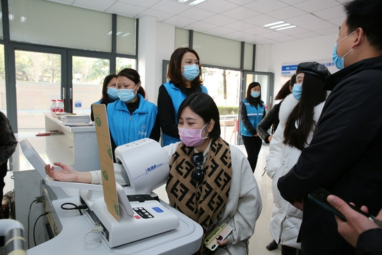 (探访团代表体验桂林市安康通居家养老服务中心公益福利设施)