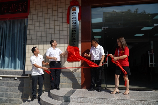 广西福彩中心、南宁市民政局、南宁市福彩中心、南宁市福彩销售行业联合工会相关领导进行揭牌