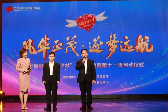 受助学子代表唐勇（左二）与都安高中党总支书记、校长蓝志标回忆有关学子梦活动的温暖瞬间。