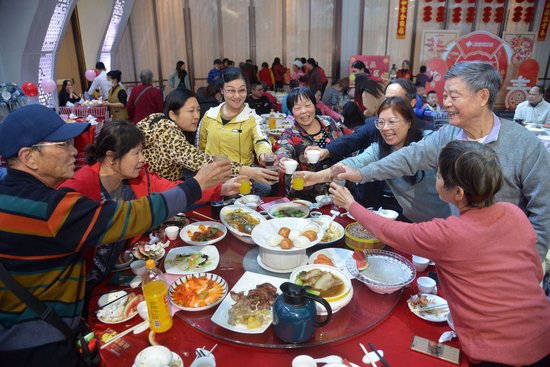 爱心年夜饭在一片欢声笑语中进行