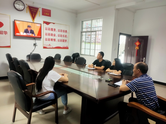 管理处青年职工统一观看大会直播