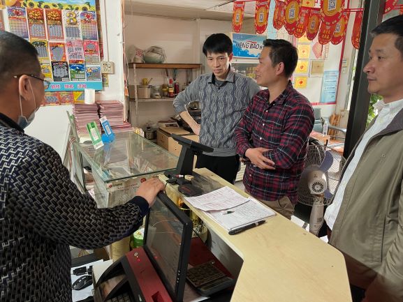 图2:市民政局慈善社工科李道松科长一行走访福彩销售站点