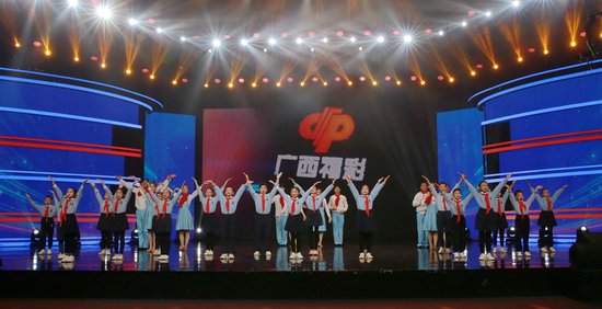 由武鸣县太平镇庆乐小学合唱团的孩子们在现场唱响了广西福彩主题歌《爱在风采中》。
