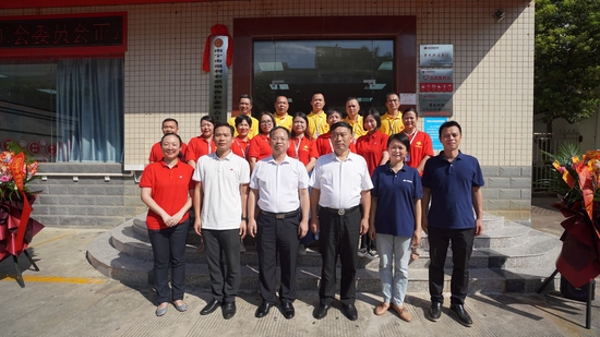 参加揭牌仪式的领导与南宁市福利彩票销售行业联合工会委员们合影留念