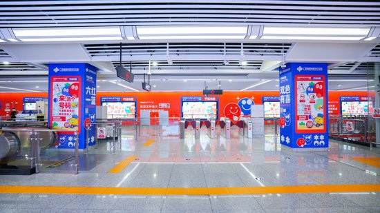 广西南宁地铁3号线兴桂路站厅“双色球·行运乐园”主题包站画面