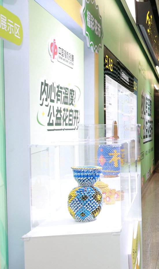 南宁市地铁3号线庆歌路站公益打卡点,市民们在打卡体验