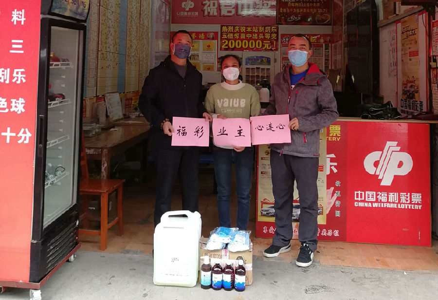 贺州管理所所长梁江华(右一)接收爱心防疫物资