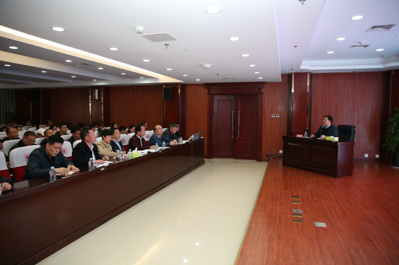 参会人员认真聆听宣讲