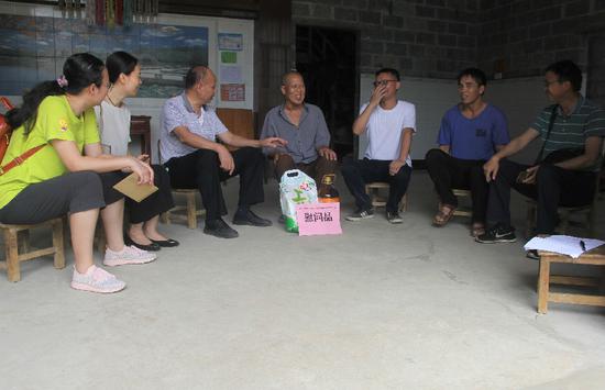 图1：市福彩中心与市救助站党支部在福兰村慰问困难党员