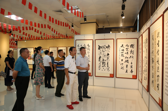 在參觀書畫展品中過程中深入了解黨的百年奮斗史