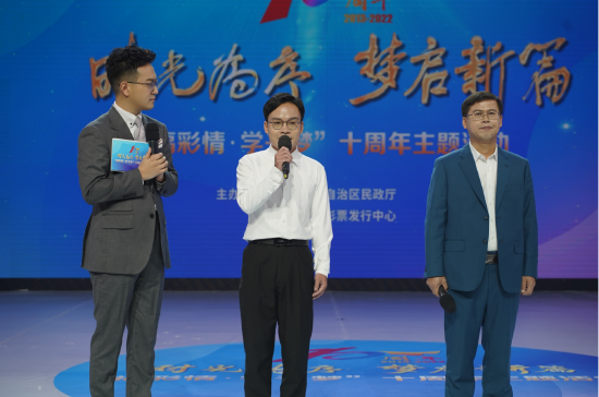 唐勇(中)在活动现场作分享。