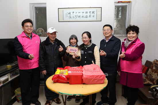 党总支慰问钱凤阳老人家庭