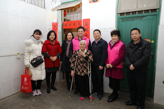 党总支慰问残疾孤寡老人梁润清