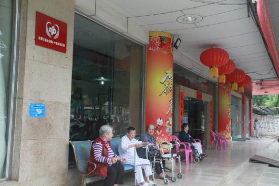 在百色华宇乐安老院主体大楼内挂着印有“福彩公益金资助——中国福利彩票”字样的牌子。