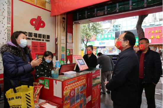 (图四:调研组在南宁市青秀区福彩投注站调研走访)