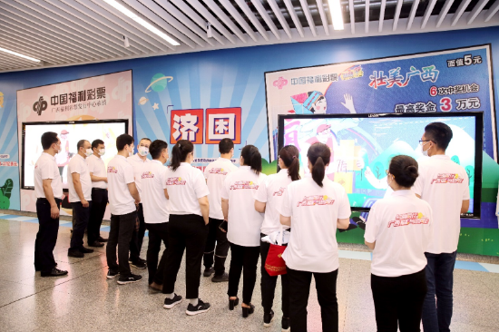 青年干部职工代表们参观朝阳广场站厅通道宣传