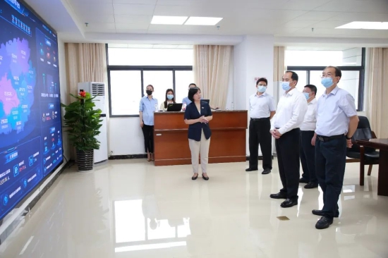 ▲许显辉调研广西数字民政综合管理平台建设情况