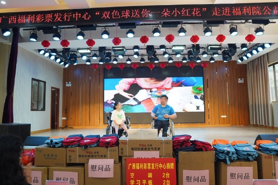 桂林市儿童福利院的小朋友们在表演节目