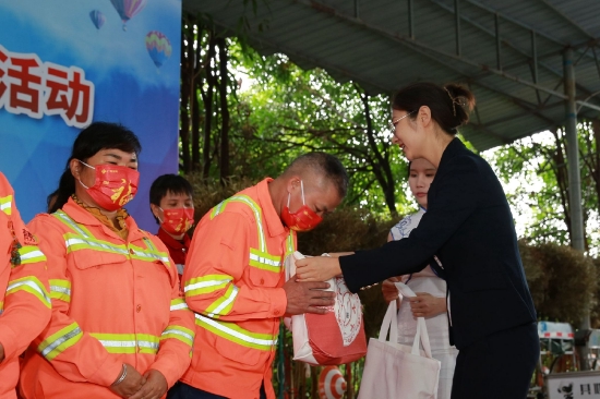 广西福利彩票发行中心王瑞琳副主任向环卫工人代表发放健康礼包