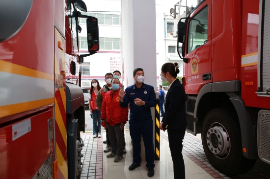 消防救援人员带着福彩工作人员、南宁晚报“爱帮之家”志愿者一起了解消防车辆以及各种装备、器材，“零距离”体验消防生活