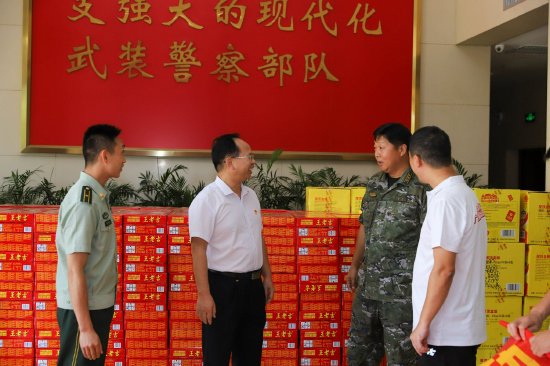 活动现场，广西福彩中心还向武警官兵送去了爱心慰问物品。