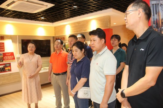 在南宁市园湖路小学的慰问活动中,广西福彩中心慰问代表一行参观黄大年同志先进事迹教育基地
