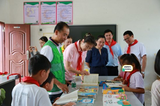 位于梧州市龙圩区念村小学的“福彩情·乡村振兴启智——八桂慈善爱心图书室”正式启用