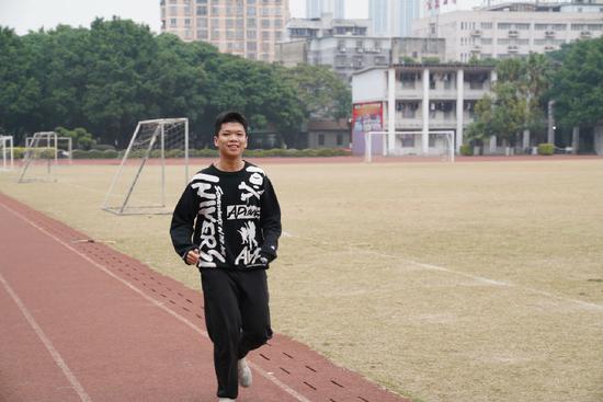 平时在学校因为学习很紧张,韦意希最喜欢课余到操场去跑步