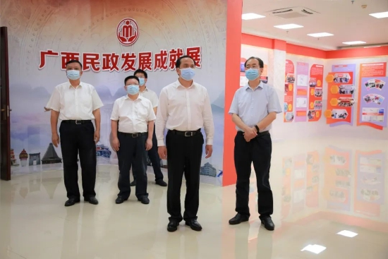 ▲许显辉观看广西民政发展成就展