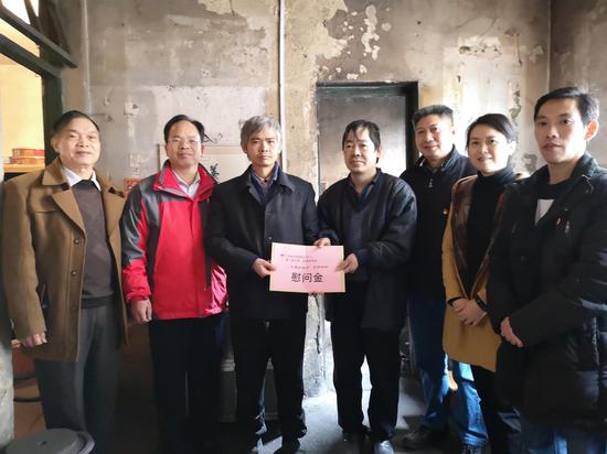 第三党支部慰问衡阳北社区困难群众