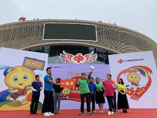 图为中得一等奖的幸运儿